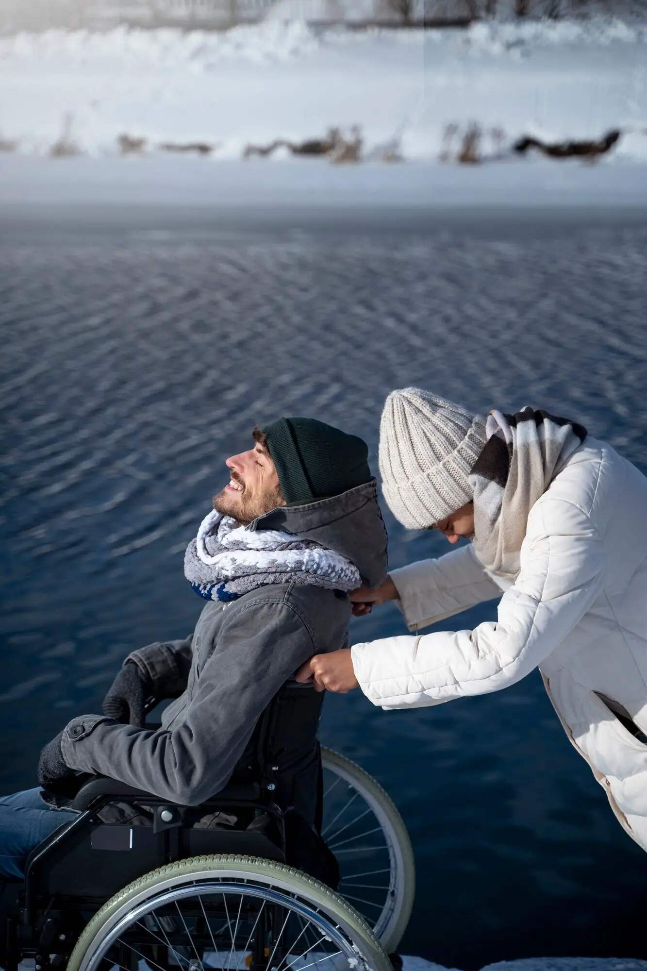 Eine Frau amüsiert sich mit einer Person mit Behinderung, mit der sie befreundet ist.