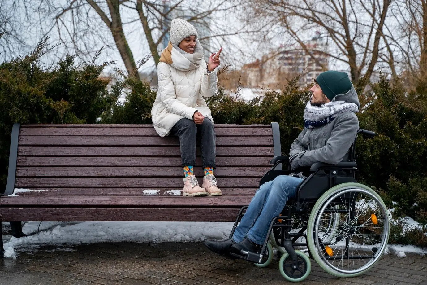 Eine Frau hat Spaß mit einer Person mit Behinderung, mit der sie befreundet ist.